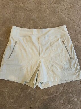 Athleta Trekkie North shorts in cream- size 8